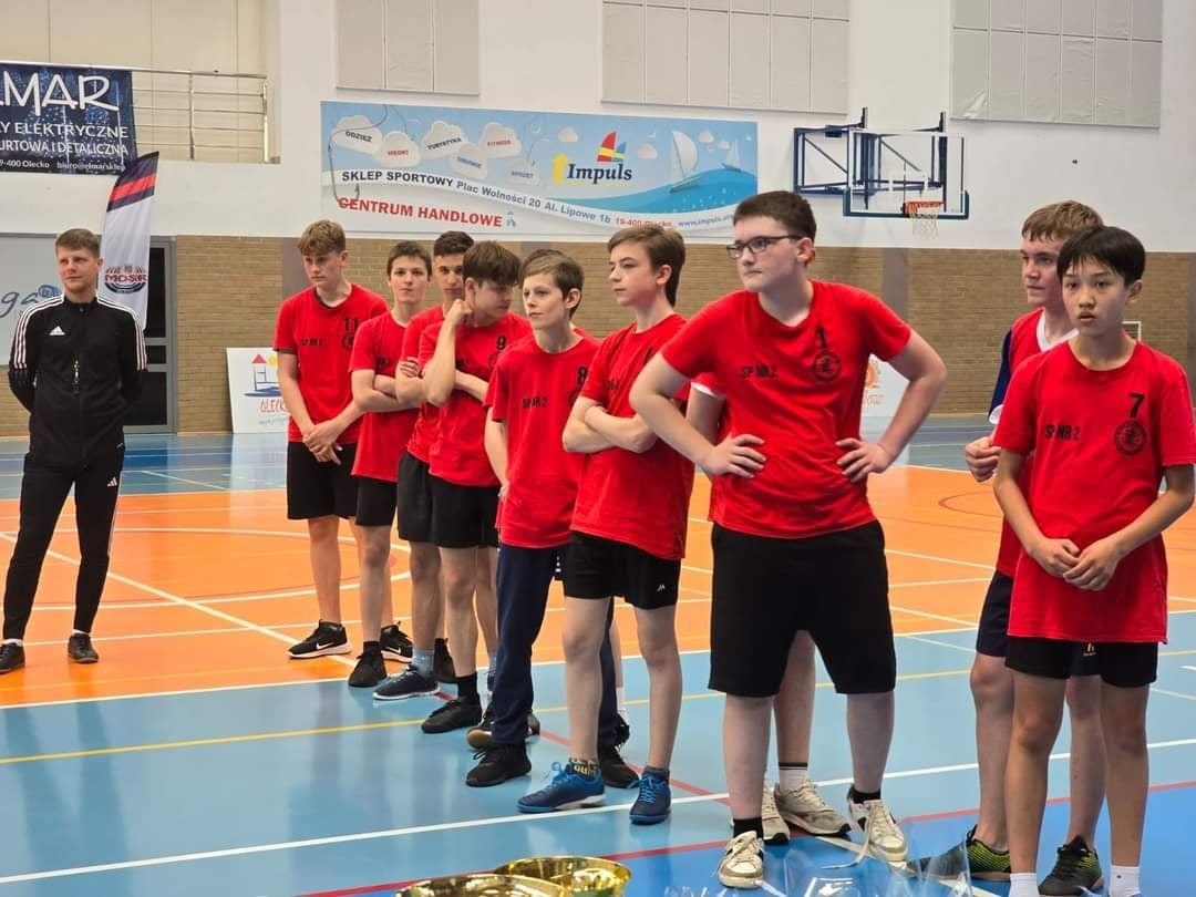Uczniowie SP Nr 2 im. M. Kopernika w Olecku podczas Turniej Halowej Piłki Nożnej o Puchar Dyrektora Mosir Olecko 