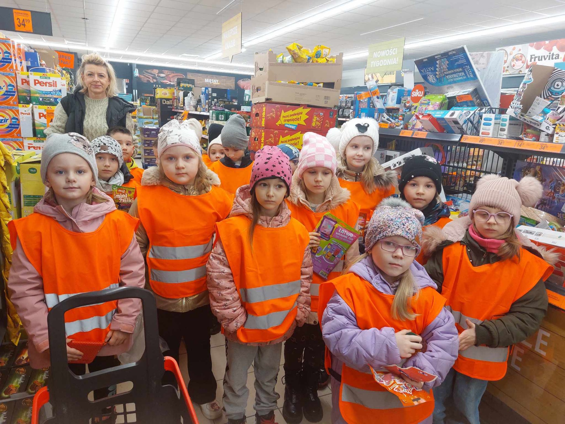 Przedszkolaki podczas wycieczki do sklepu 