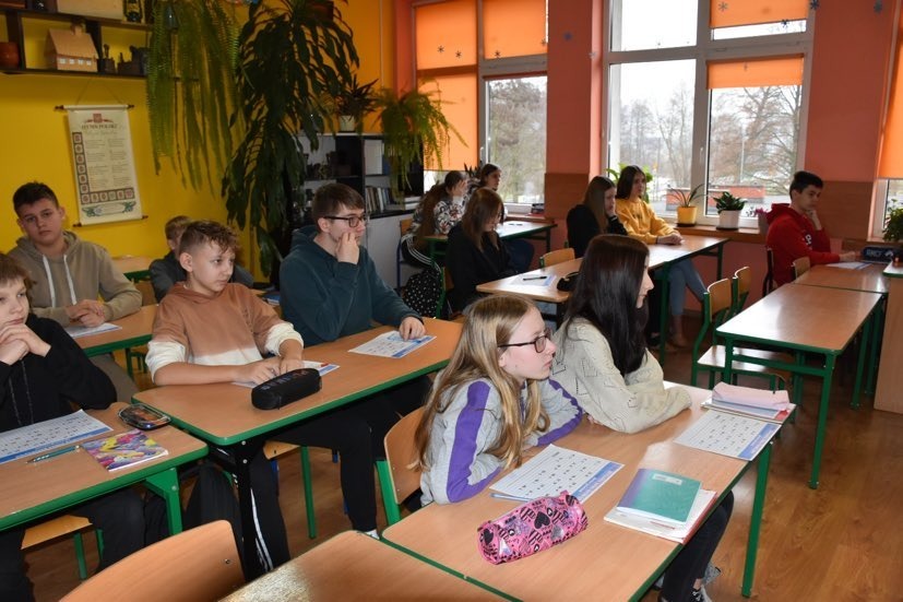 Uczniowie w czasie zajęć edukacyjnych na temat bezpiecznego korzystania z internetu i ochrony danych osobowych