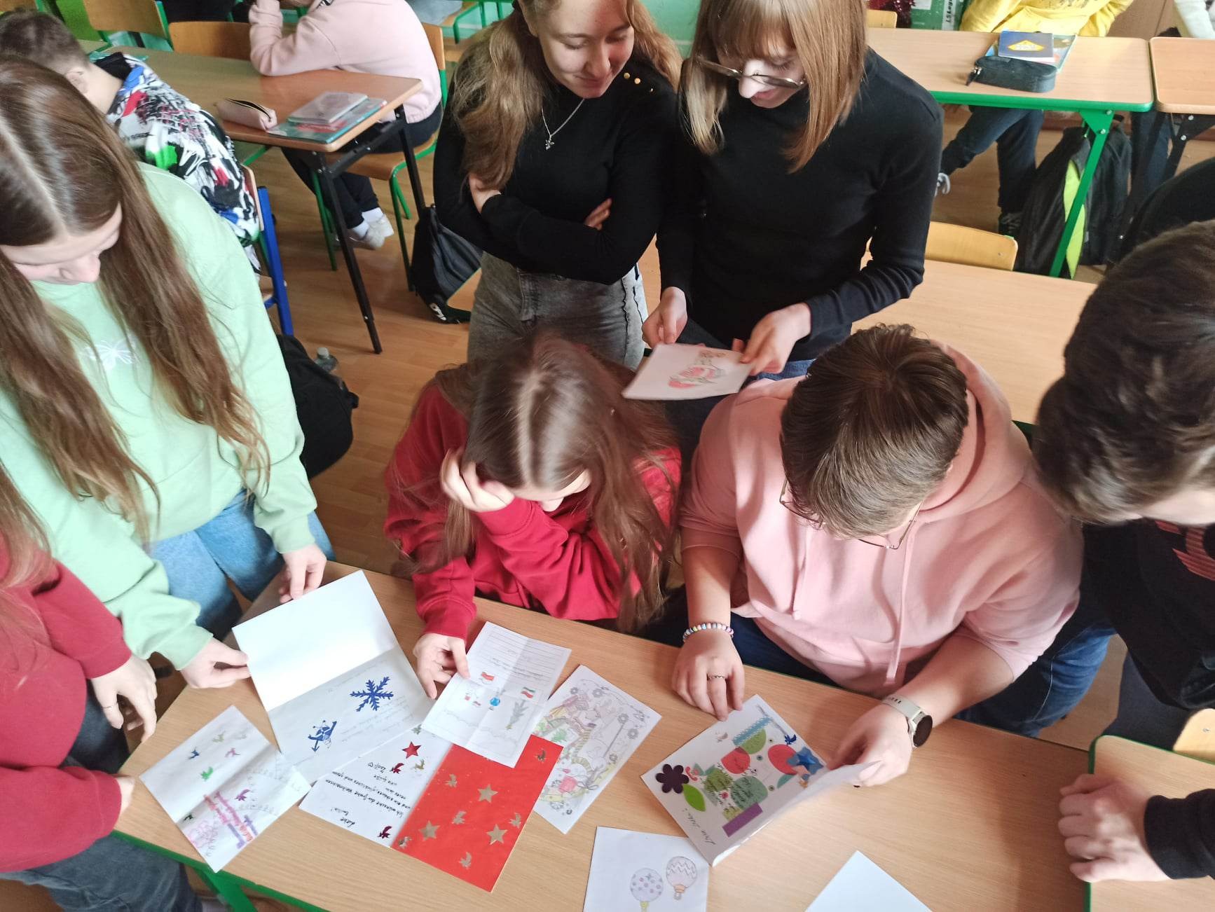Uczniowie czytają listy od rówieśników z Węgier