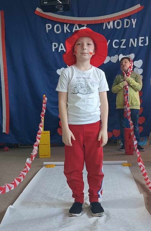 Pokaz mody patriotycznej w przedszkolu - Obrazek 4