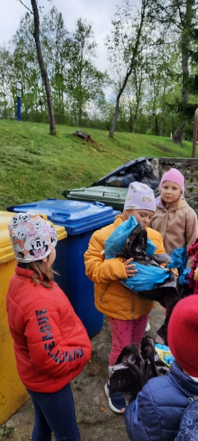 2. Dzieci przy pojemnikach na śmieci. 