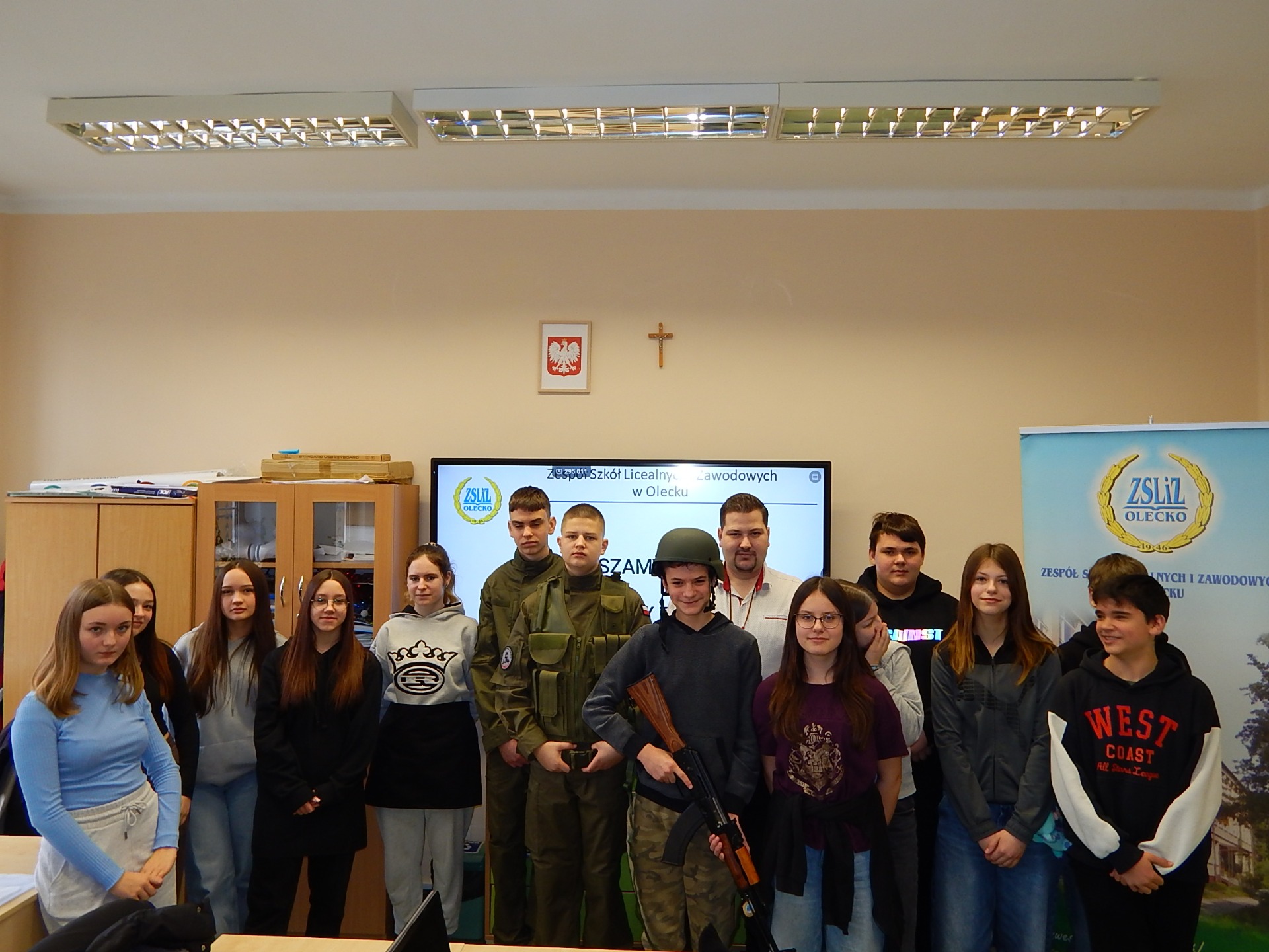 Uczniowie klasy ósmej SP Nr 2 im. M. Kopernika w Olecku podczas prezentacji oferty edukacyjnej Zespołu Szkól Licealnych i Zawodowych w Olecku