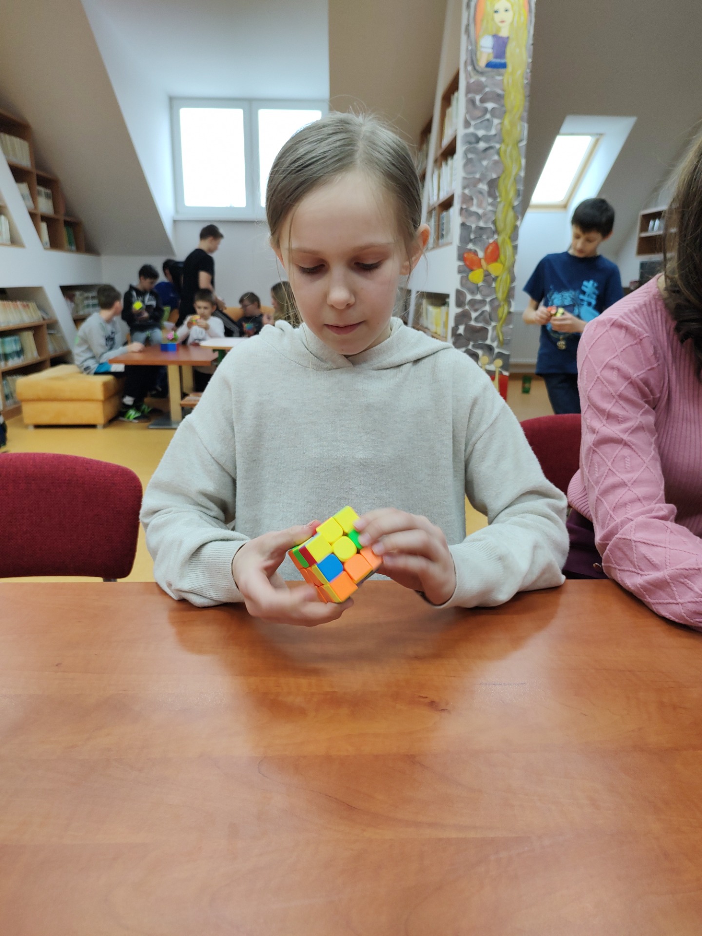 Súťaž v rýchlosti skladania Rubikovej kocky 3x3x3 - Obrázok 5