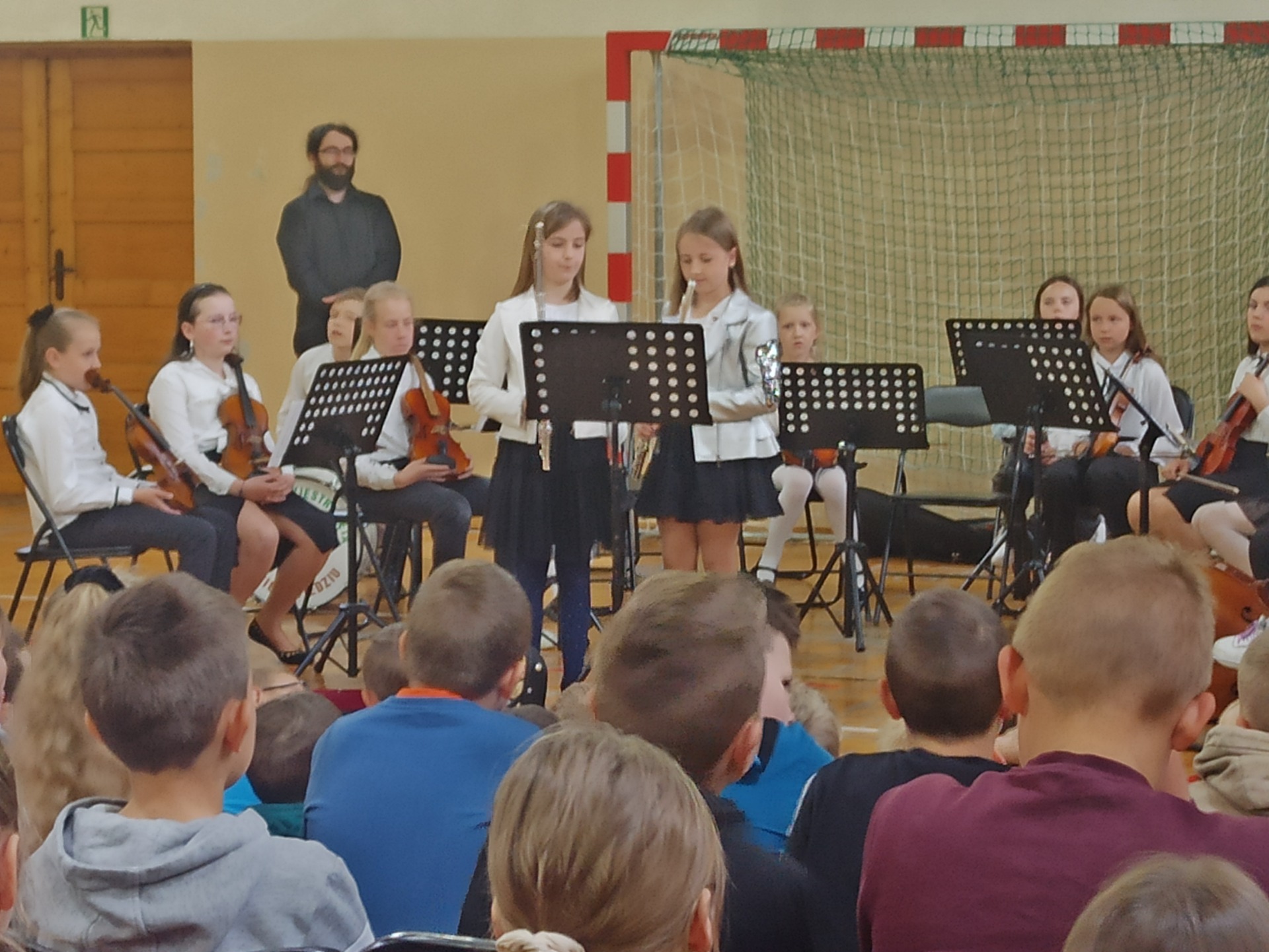 Koncert Uczniów i Nauczycieli Szkoły Muzycznej I-go stopnia w Niedźwiedziu - Obrazek 3