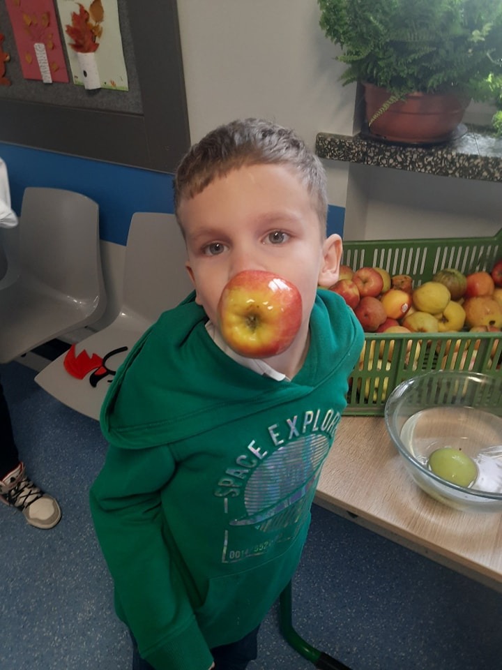 Uczeń z wyłowionym jabłkiem