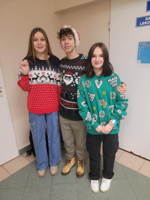 uczniowie w sweterkach świątecznych