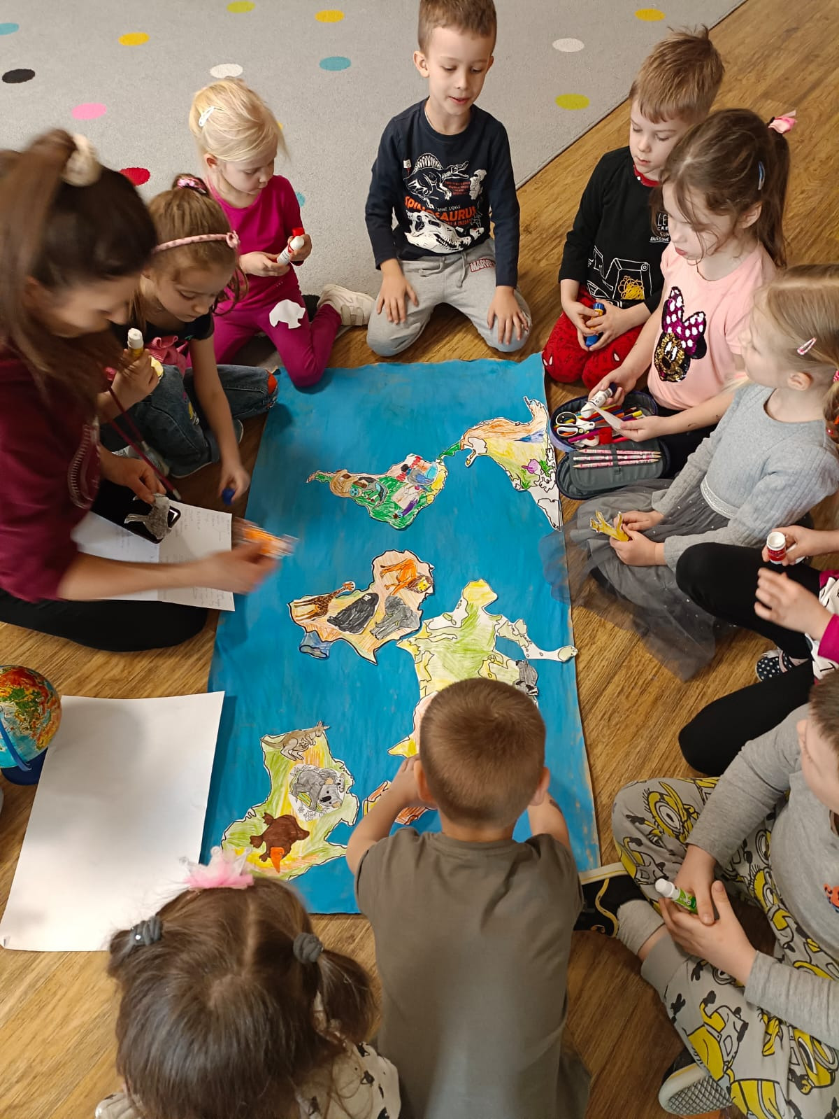 Poznajemy kontynenty.                                           Dzieci z grupy Słoneczka podczas tworzenia mapy świata 🌍 - Obrazek 5