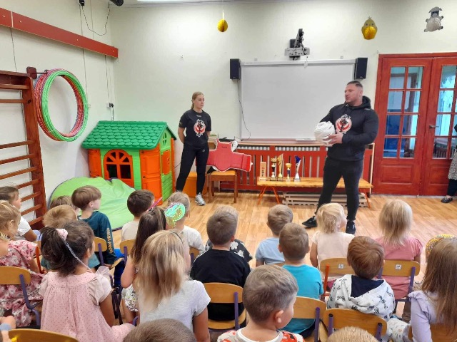 Wizyta Klubu Karate „Kyokushin ” z Mielna w naszym przedszkolu w ramach Tygodnia Sportu❤️😍❤️ - Obrazek 3