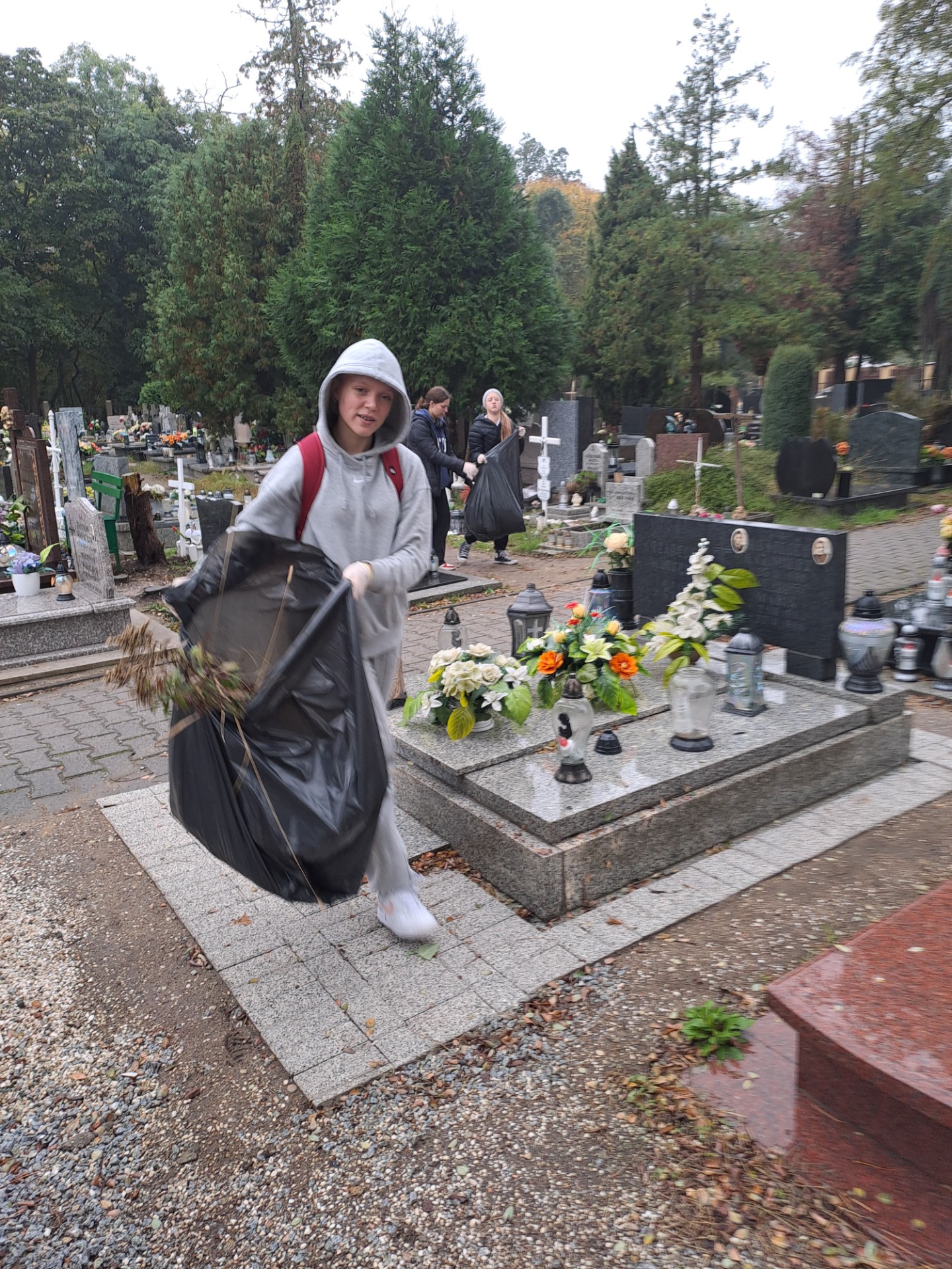 Wolontariat w akcji „Sprzątnie grobów” - Obrazek 5