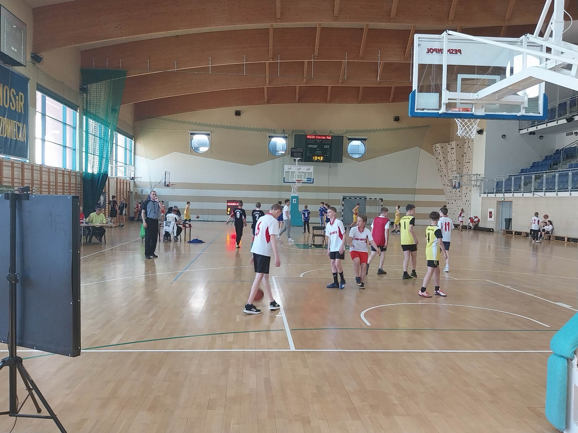 Uczniowie grają w turnieju piłki koszykowej w hali sportowej MOSiR