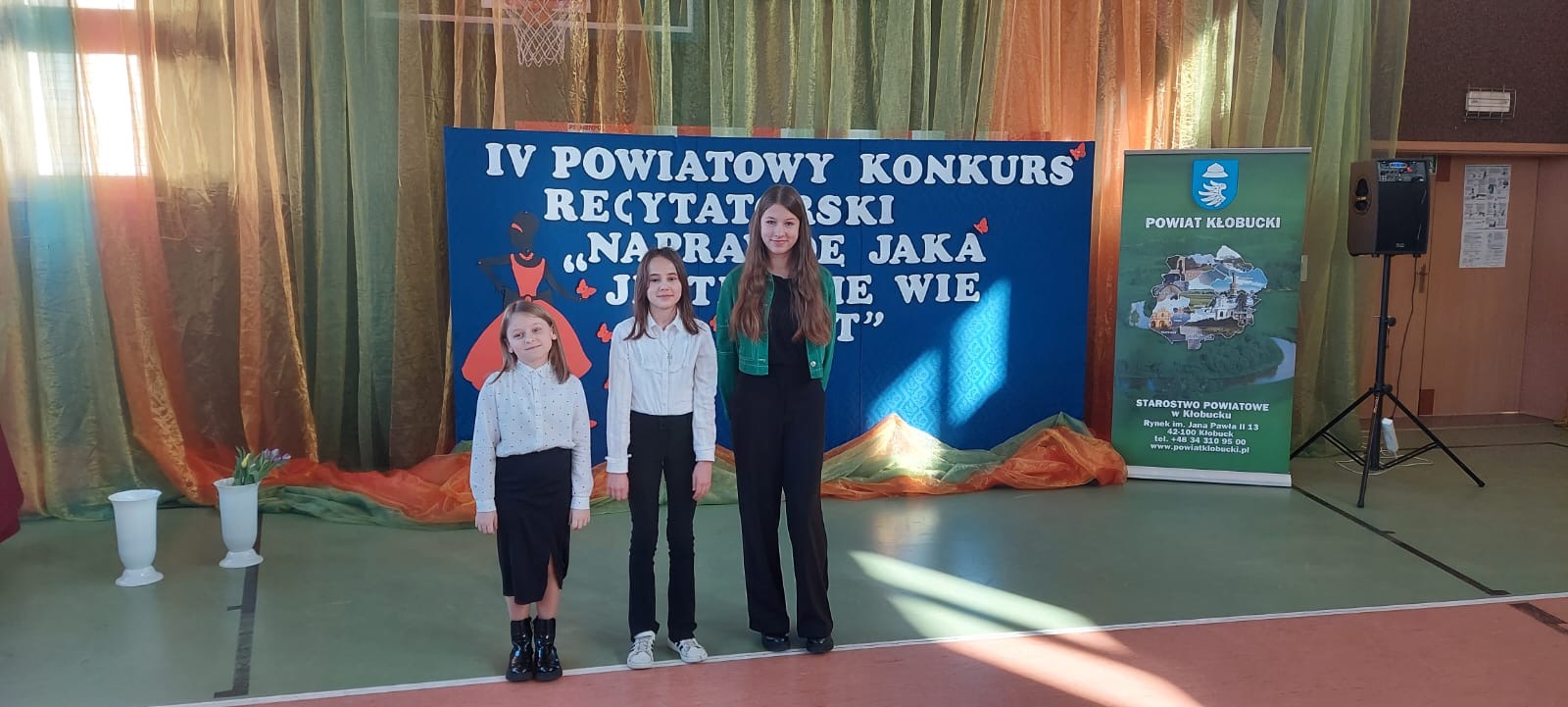 👍👍👍Trzy kobiety, które reprezentowały naszą szkołę w IV Powiatowym Konkursie Recytatorskim w Borowem👌👌👌 - Obrazek 1