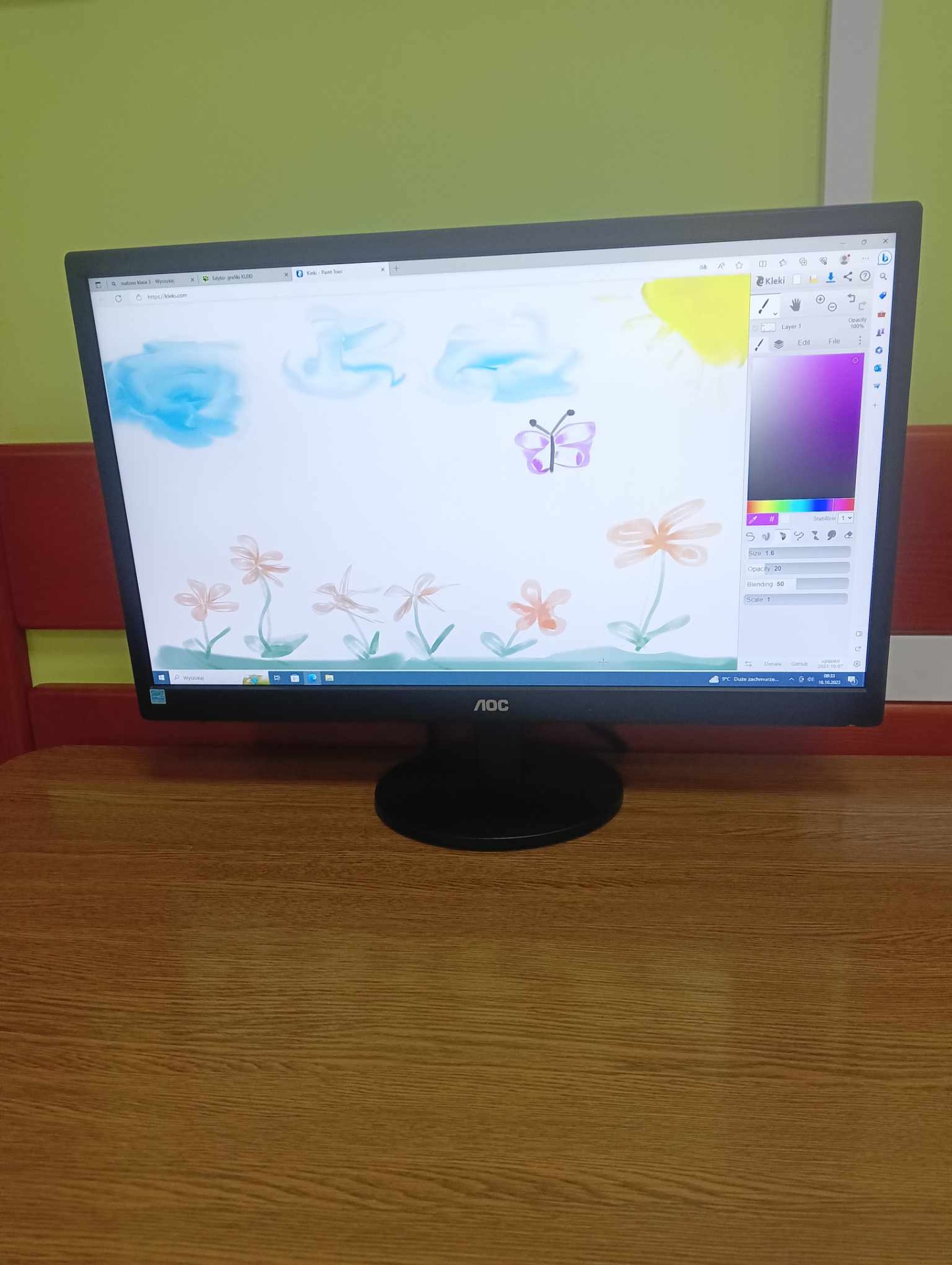 Prace graficzne wykonane w edytorze Kleki wyświetlane na ekranie monitora