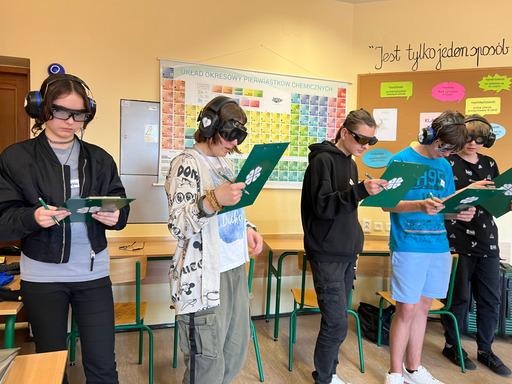 Uczniowie w okularach czytają tekst.