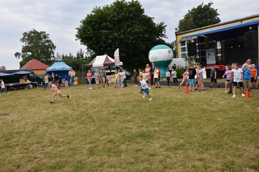 Dzieci biorą udział w zabawach sportowych na Ekologicznym Pikniku Rodzinnym