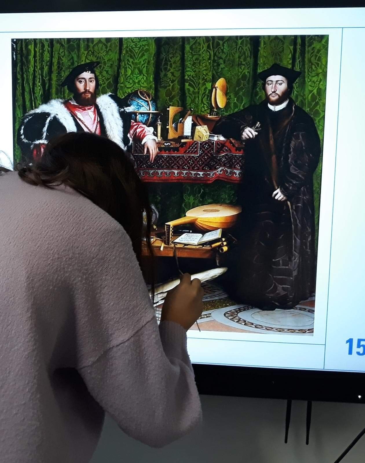 Na lekcji plastyki szósta klasa zgłębiała tajniki iluzji optycznych. Uczniowie za pomocą doświadczenia obserwowali anamorfozę ukrytą w obrazie „Ambasadorowie" H. Holbeina Młodszego 👏🥰👏 - Obrazek 1