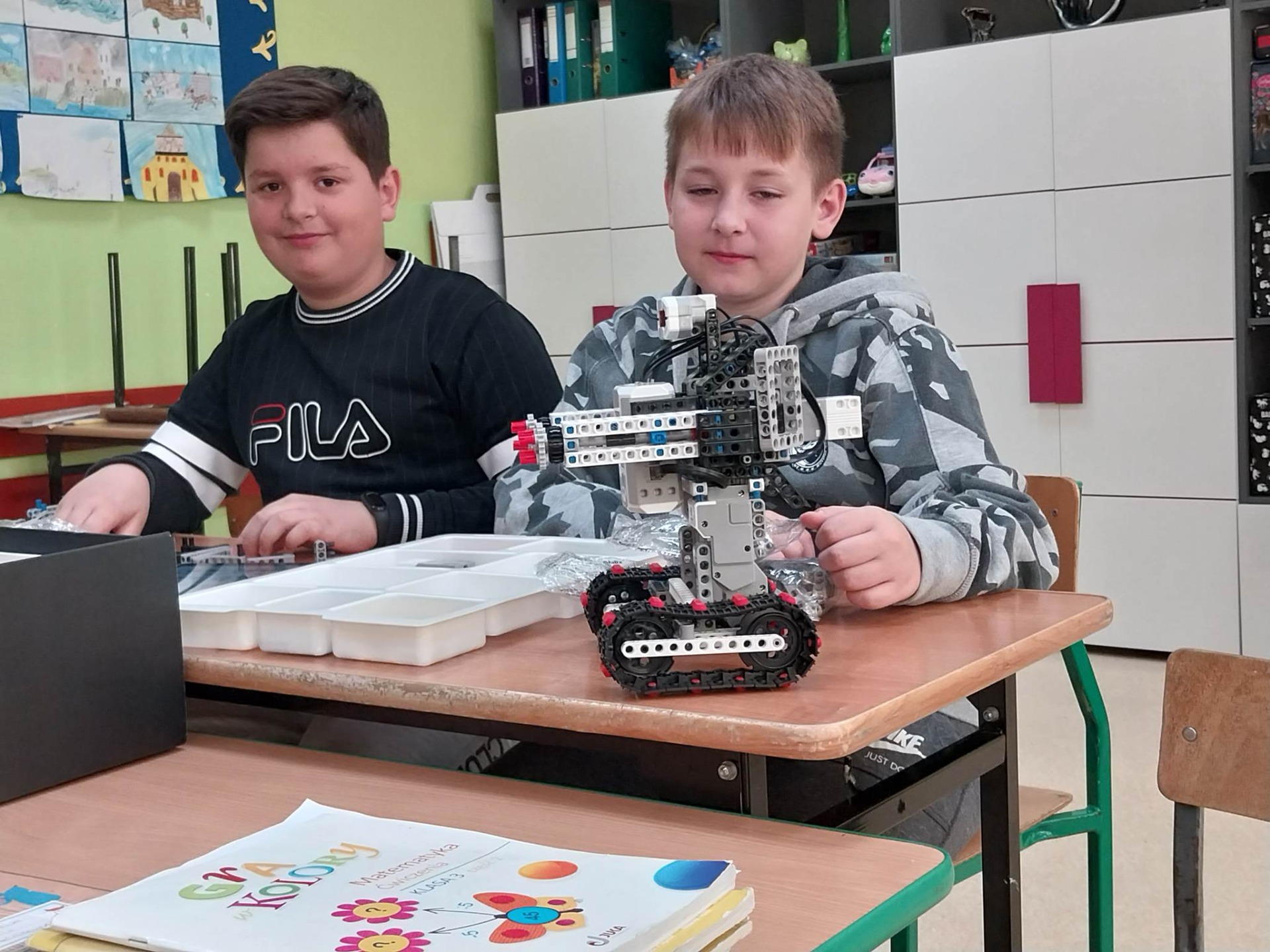 Uczniowie budują i programują roboty na zajęciach koła informatycznego