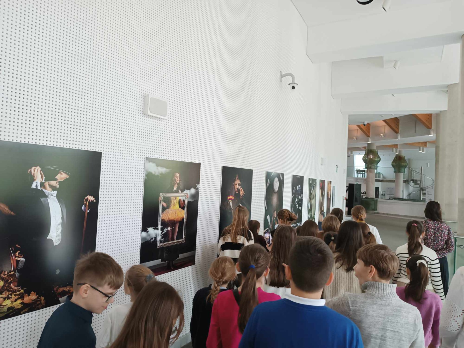 Grupa uczniów zwiedza sale Opery i Filharmonii Podlaskiej.