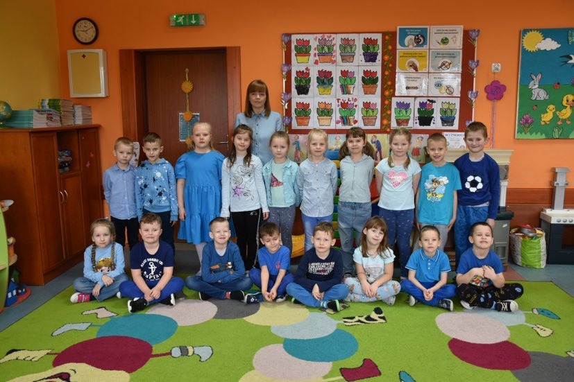 Grupa uczniów w niebieskich strojach na znak solidarności z osobami ze spektrum autyzmu
