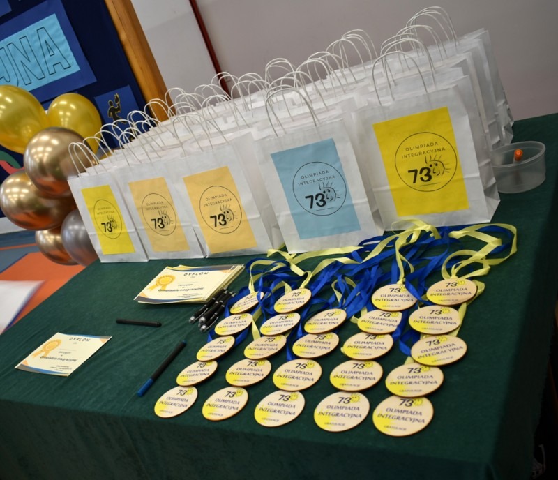 medale i nagrody dla uczestników Olimpiady Integracyjnej 2023 w SP73