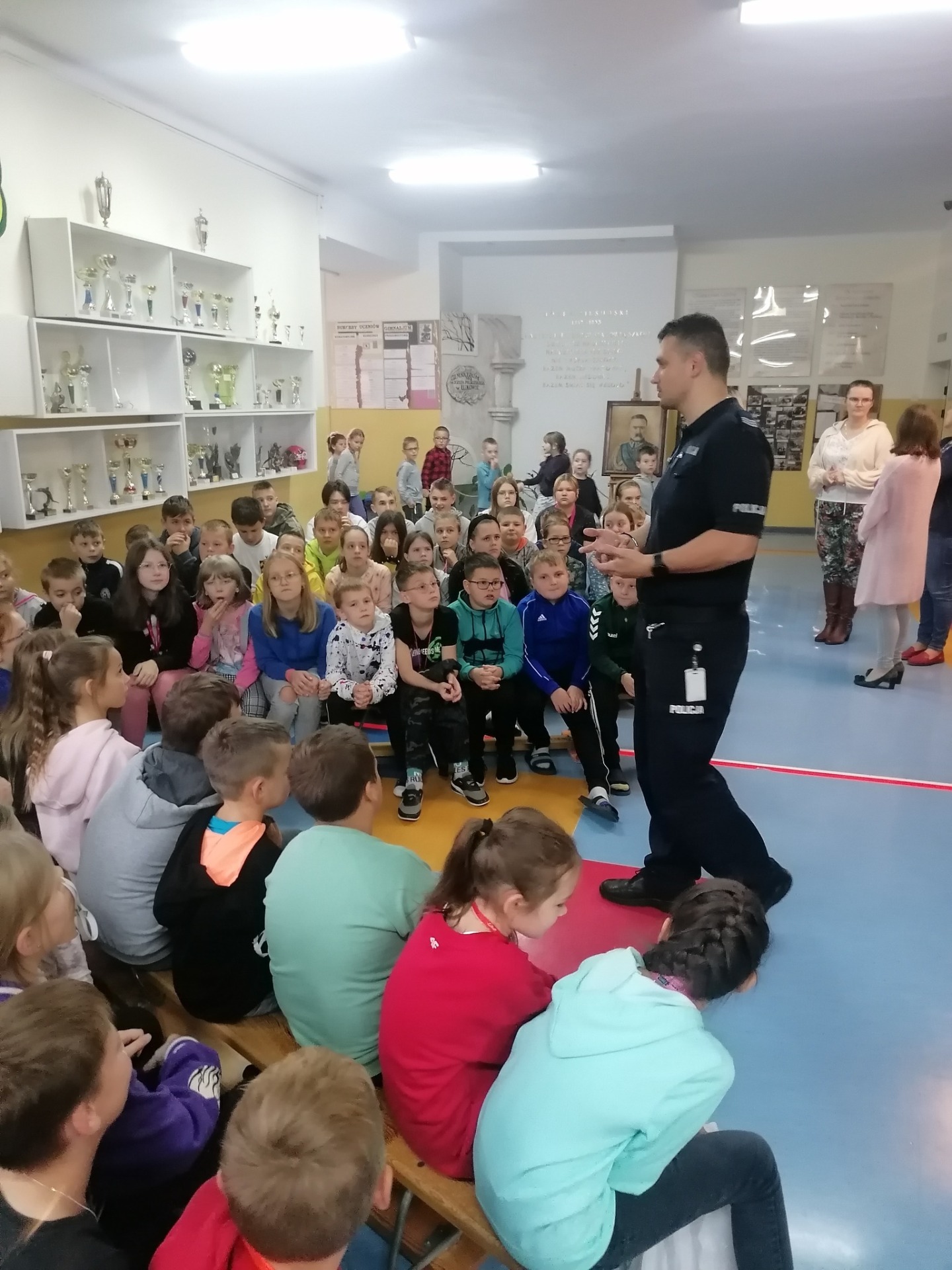 Przedstawiciele Komendy Powiatowej Policji w naszej szkole - Obrazek 1