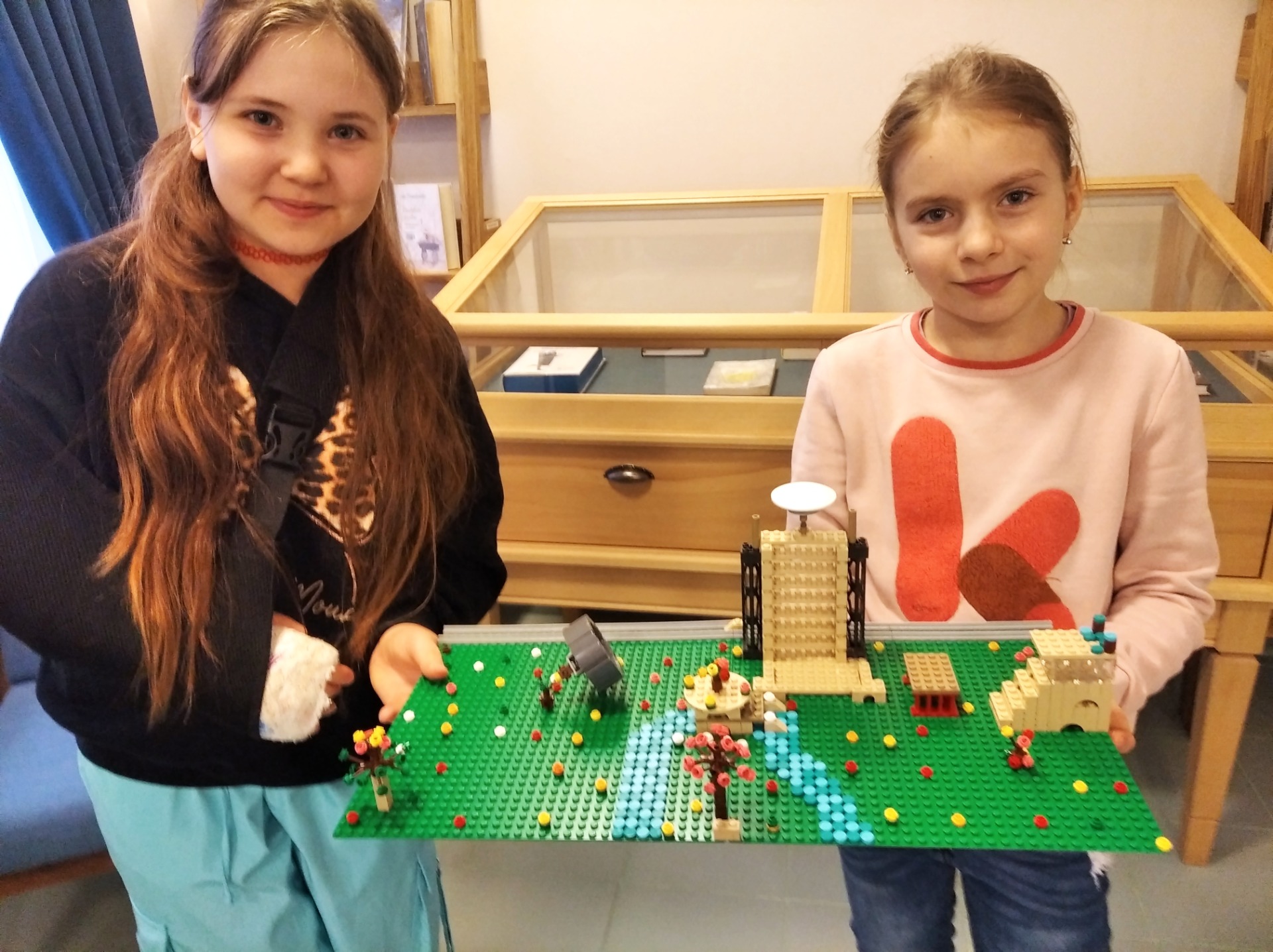 uczniowie demonstrują swoje prace z klocków Lego