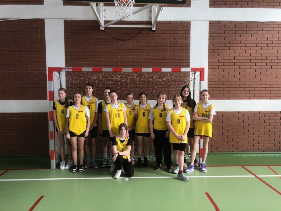 Uczniowie SP Nr 2 im. M. Kopernika w Olecku podczas zawodów sportowych w hali 