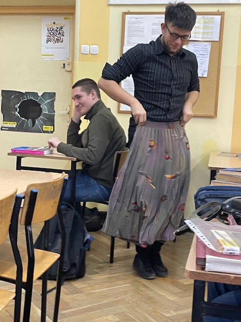 Uczeń klasy 4a z ubraniami z czasów PRL