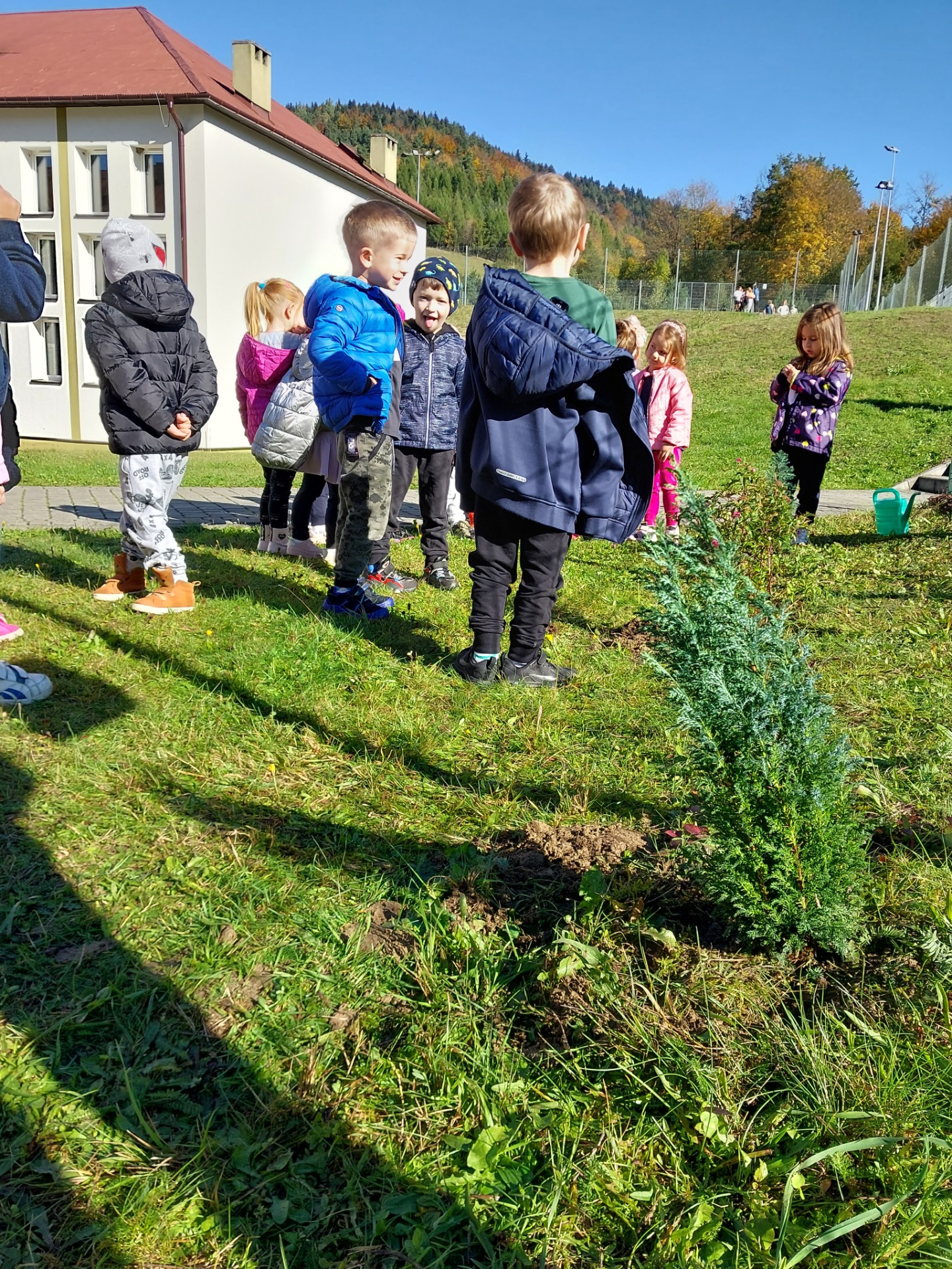 Przedszkolaki sadzą drzewa w ramach Ogólnopolskiego Dnia Drzewa - Obrazek 3